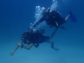 На курсе PADI Underwater Navigator course в нашем дйв центре на острове Ко Тао мы учим как осуществить навигацию на дайв сайте, правильному положению тела и рук, общению со своим бадди партнером